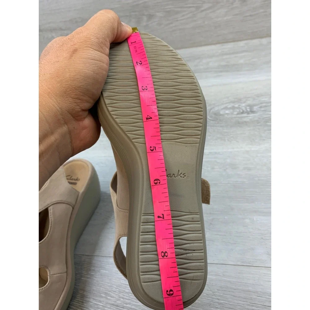 Clarks Collection Women's 8 W Beige Leather Wedge Sandals Cushion Comfort Shoes
